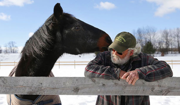 40-jähriges pensioniertes Rennpferd und ein 58-jähriger Mann geben sich gegenseitig einen Grund zum Leben